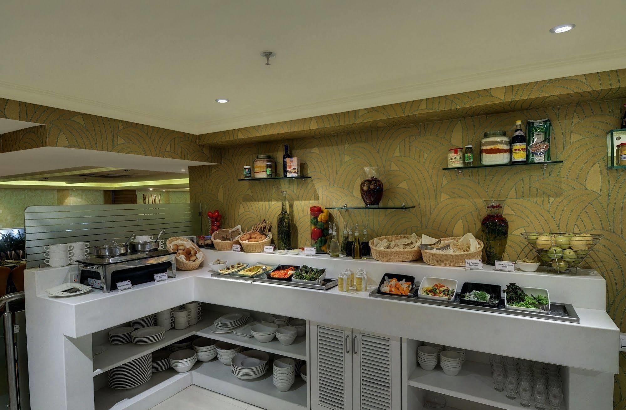Royalton Hyderabad Abids Hotell Exteriör bild