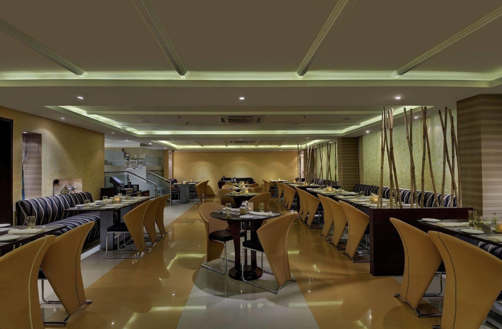 Royalton Hyderabad Abids Hotell Exteriör bild