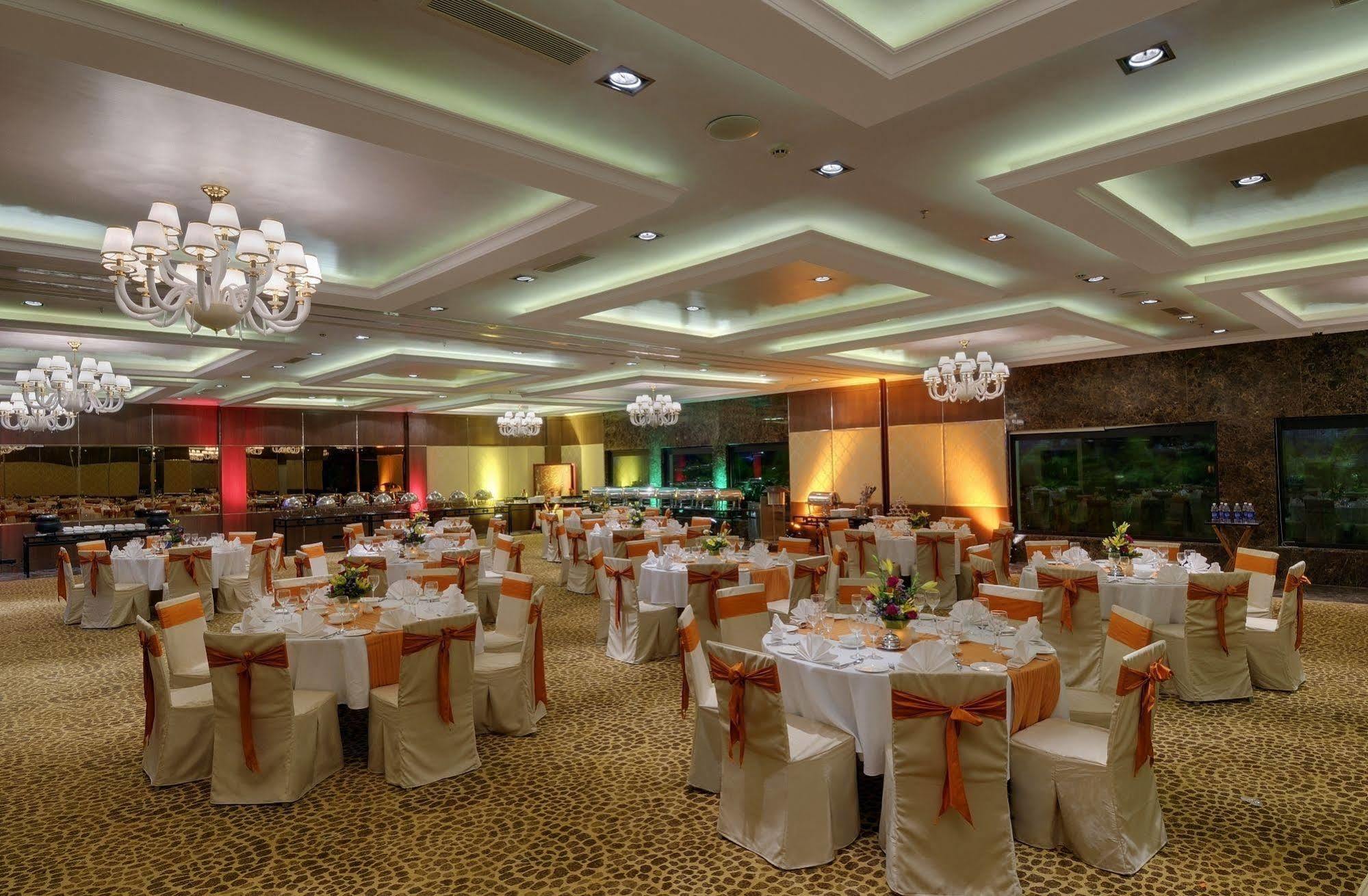Royalton Hyderabad Abids Hotell Exteriör bild