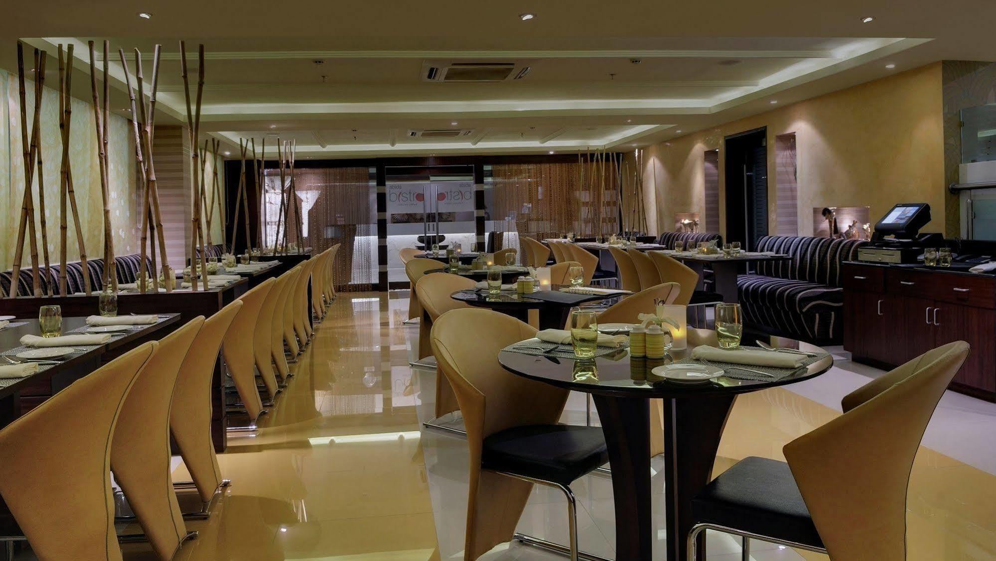 Royalton Hyderabad Abids Hotell Exteriör bild