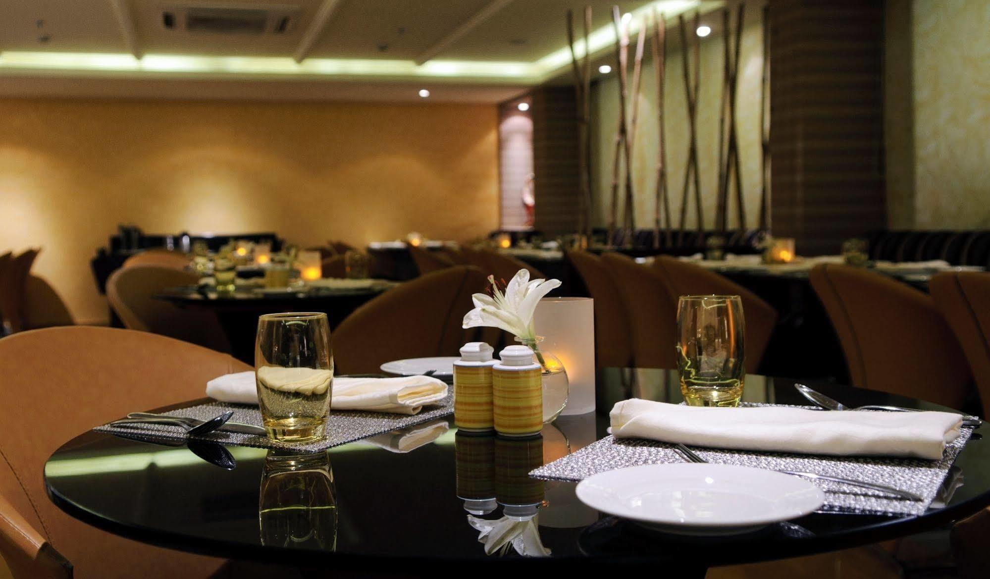 Royalton Hyderabad Abids Hotell Exteriör bild